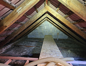 Zateplení stropu rodinného domu pomocí foukané izolace